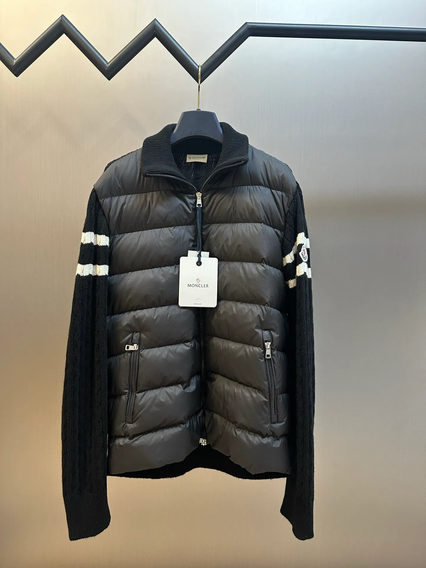 Moncler 100% ， ， Wear-Resistant ， ， 。 ， ， ， 。 ， 100g， 。 ， 、 ， ， 。 ， ， 、 。 ， ， 。 ， Dark Gray ， ， 。 size：1.2.3.4